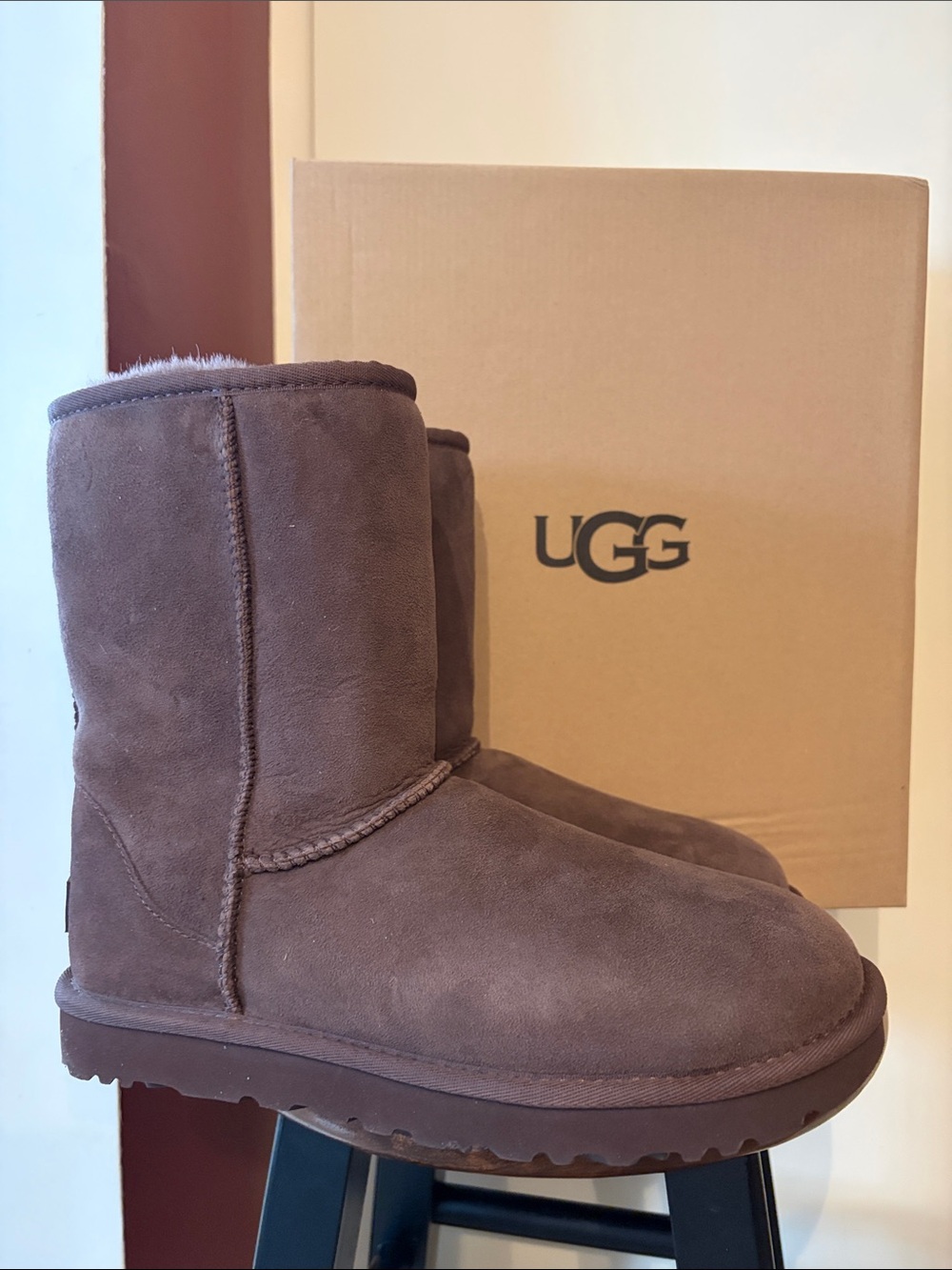 UGG Classic Short II, size 9